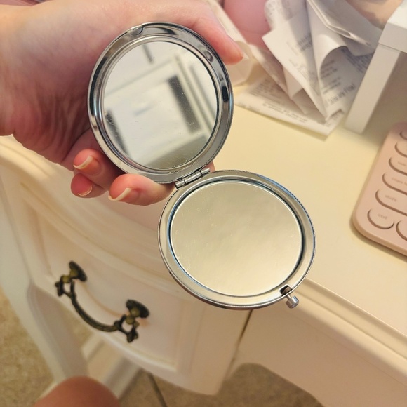 Limited Edition Sephora Beauty and the Beats Compact Reigning Beauties Belle - Picture 6 of 7